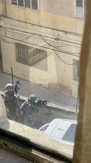 Local sources: Occupation forces surrounded a house on Ibn Rushd Street in Nablus