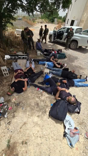 Hebrew media A picture of workers from the West Bank crossing the wall in Tulkarm, near the Beit Hefer settlement