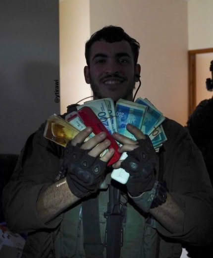 🚨 Israeli soldier displaying money he looted from a Palestinian family in Rafah, #Gaza 🔗 Telegram: t.me/doamuslims x.com