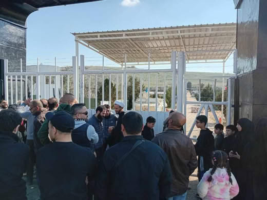 ❗️The local residents of the village of Rab al-Thalatheen staged a sit-in in front of the Indonesian Unity Center in Ads