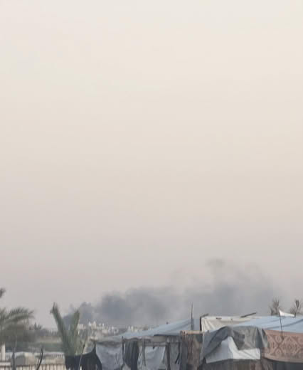 Heavy smoke rose towards the north of the Saudi neighborhood and the barracks, west of the city of Rafah