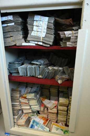The Israeli occupation army admits that its soldiers stole 20 million shekels from Palestinian homes in the Gaza Strip.🇵