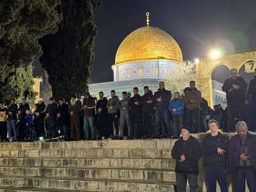 These scenes and pictures, which show tens of thousands of worshipers in the blessed Al-Aqsa Mosque, warm the hearts of 