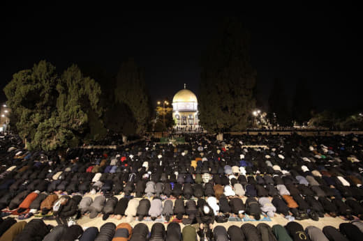 150 thousand Palestinians pray Tarawih in the blessed Al-Aqsa Mosque in Jerusalem, the capital of occupied Palestine 🇵🇸