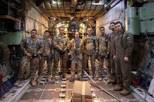 Princess Salma bint Abdullah (King of Jordan) participates in the fifth airdrop of urgent medical materials in northern 