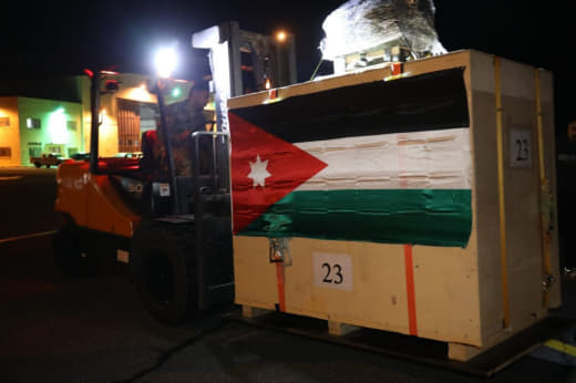 📸 The Jordanian Army: On Christmas Eve, we carried out a seventh “relief airdrop” in Gaza to help those trapped inside t