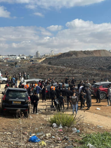 #Image | In front of Ofer Prison... anticipating the release of Palestinian prisoners as part of the flood deal