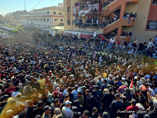 🔴 A solemn scene of Palestinian crowds receiving prisoners released from Israeli jails in Khan Younis city in southern G