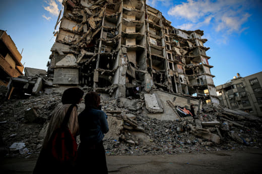 👤 said.m.jaras 📝 GAZA CITY, GAZA, PALESTINE - SEPTEMBER 21: A mural painted on the debris of a destroyed building depict