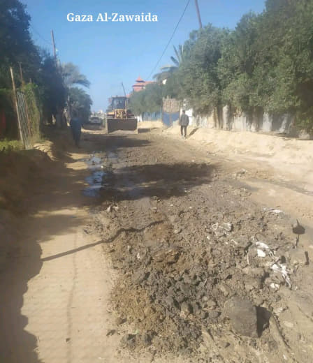 Gaza Municipality continues its work in filling and leveling streets to facilitate the movement of citizens in Al-Zawaid