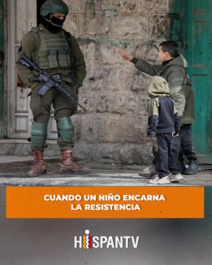 Cuando un niño encarna la resistencia 🔺Una imagen impactante muestra a un niño palestino frente a un soldado fuertemente