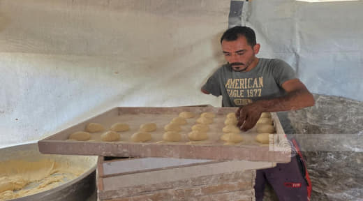 📸 Despite losing his arm during the Israeli genocide on Gaza, Palestinian Mohammed Qahman continues his work at his trad