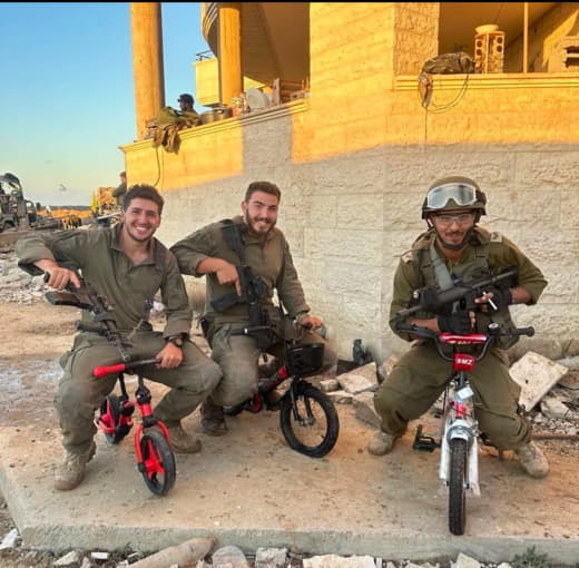 Sim, isso são soldados israelenses em bicicletas de crianças palestinas de Gaza. Essas crianças agora devem estar mortas
