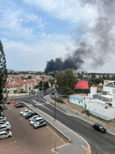 #Urgent | Smoke rises dramatically in Ashkelon due to resistance missiles.