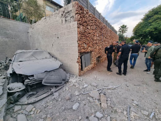 #Urgent |The place where resistance rockets fell in the Beitar Illit settlement near occupied Jerusalem.