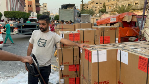 #Photos |The Ministry of Health receives a truck of medical supplies at Nasser Medical Complex from the World Health Org