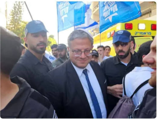 #Image | Extremist Ben Gvir arrives in the Damascus Gate area to participate in the "Israeli" flags march