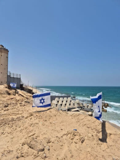 #Image | Occupation soldiers proudly raise Israeli flags next to an Egyptian army tower on the Palestinian-Egyptian bord
