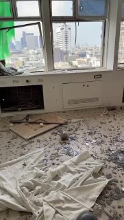 جانب من أضرار وقعت بأحد المباني في تل أبيب نتيجة إنفجار الطائرة اليمنية "يافا"