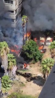 תל אביב: ההתפשטות השריפה למבנה נוסף מחסן מכיל חומרים מסוכנים - עשן כבד בעיר تل أبيب: امتداد الحريق إلى مبنى آخر وهو مستو