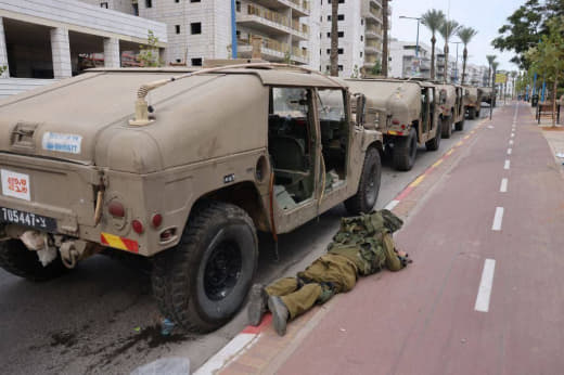 Media coverage: "Israeli occupation forces lie down as the #Palestinian resistance launches a barrage of rocket fire aim
