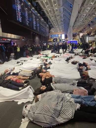 Activists lying on the ground of the central train station in the city of #Oslo , in a way that symbolizes the Palestini
