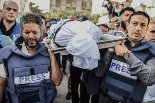 More than 750 journalists from dozens of news organizations have signed an open letter condemning #Israel ’s killing of 