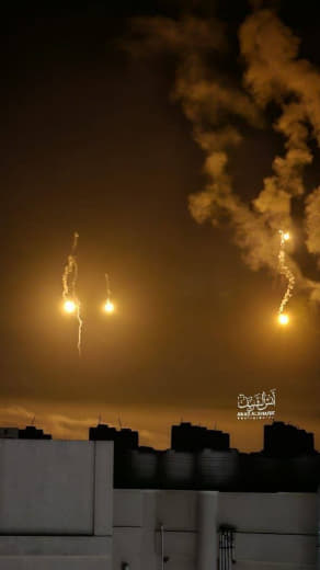 Israel Army fires  flares in northern #Gaza Strip skies.