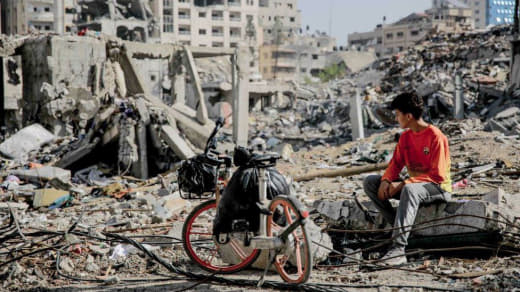 The Jewish Chronicle has removed a series of articles on the Gaza war after uncovering that freelance journalist Elon Pe