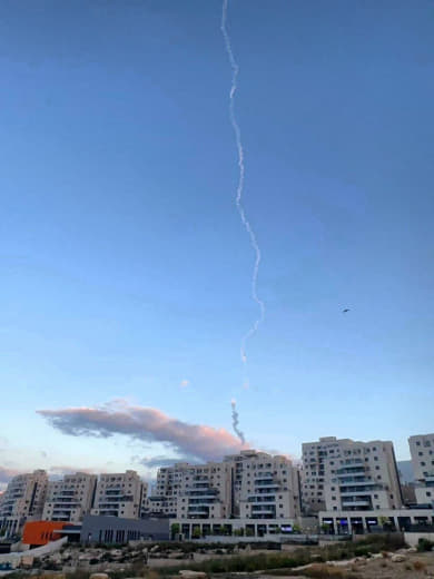 Israeli website Hadshot Bazman reports over 2,365,000 Israelis sought shelter due to a single Yemeni missile.