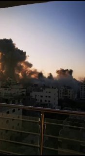 #BREAKING | Israeli strikes in the vicinity of Al Quds Hospital in Tal Al Hawa in #Gaza