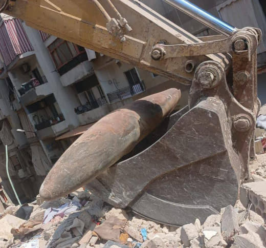 ⚡️ The Lebanese Army worked to extract a missile from the remnants of the Israeli aggression in the southern suburbs of 