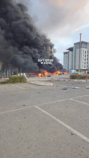 Breaking | Fire breaks out after an Iranian missile strikes a target in the occupied city of Beersheba.