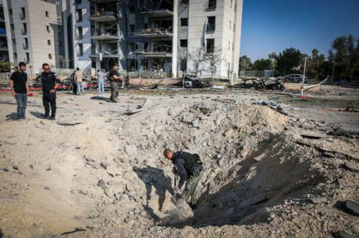 ⚡️ Translation Jerusalem| Scenes from the rocket attack that targeted the "Gav Yam Negev" technological center in Beersh
