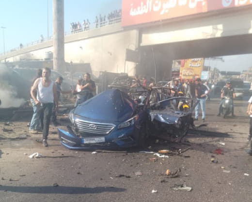 ⚡️ Occupation aircraft bombs a vehicle on the main road "Khalda Highway," south of the Lebanese capital Beirut.