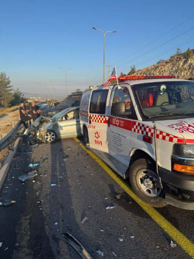 ⚡️ A settler was injured with minor wounds in a self-accident on Route 443 connecting Jerusalem and Tel Aviv. A medical 
