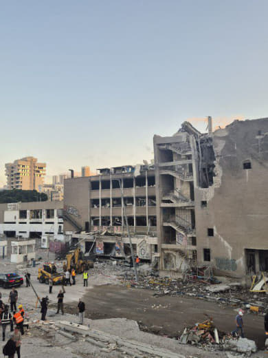 ⚡️ Enemy media reports that Channel 12 Hebrew is covering the removal of debris from the building targeted yesterday by 