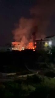 ⚡️ Thick smoke rises after the occupation carried out an airstrike on the outskirts of Babliyeh in southern Lebanon.