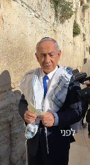 Israeli war criminal Netanyahu storms the Western Wall in occupied Jerusalem, reciting biblical verses and placing relig