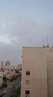 ⚡️ Another video shows the moment an Iranian missile directly struck a building in Beersheba