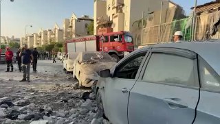 ⚡️ Heavy Iranian rocket strikes building in occupied Beersheba as occupation forces mobilize to retrieve bodies and sear